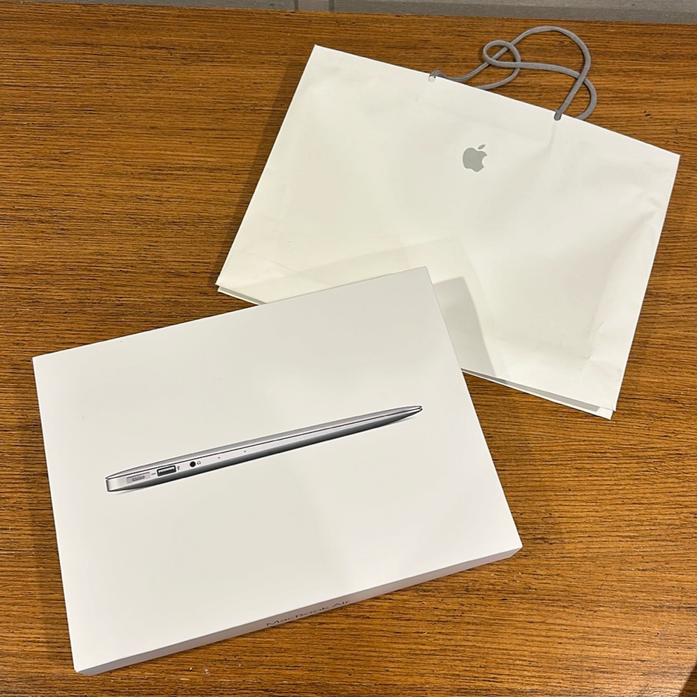 APPLE MacBook Air 13 IN and White Bag